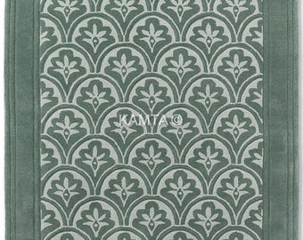 Alfombra de lana Art Déco verde salvia con diseño de abanico festoneado.