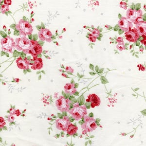 Rostyg. Ljus ecru bakgrund. Klasar av rosa rosor. Gröna blad och stjälkar.