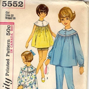 Könnte beinhalten: Vintage Simplicity Schnittmuster 5552 für ein Mädchenkleid und einen Pyjama. Das Schnittmuster umfasst drei verschiedene Stile: ein gelbes und weißes Gingham-Kleid, ein blaues Pyjama-Oberteil und eine Hose sowie ein Nachthemd mit Blumenmuster. Das Schnittmuster ist für Größe 10 mit einem Brustumfang von 28 Zoll.