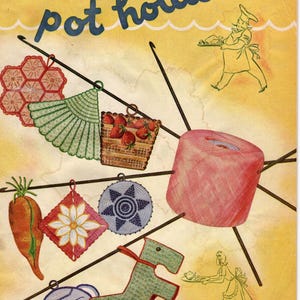 Pode incluir: Uma caneca de cerâmica branca com uma alça preta e o texto "But First, Coffee" em negrito preto. A caneca está em um fundo desfocado, sugerindo um ambiente acolhedor.