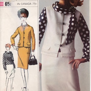 Könnte beinhalten: Vintage Simplicity Schnittmuster mit einer Frau in einem weißen Rockanzug mit einem schwarz-weiß gepunkteten Schal und Ärmeln. Das Muster zeigt auch einen senfgelben Rockanzug. Der Text "Designer Fashion" ist sichtbar.