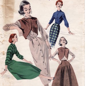 Puede incluir: Ilustración de un patrón de costura vintage con cuatro mujeres con diferentes atuendos. Los diseños incluyen un vestido abotonado, una falda y un bolero, una falda y blusa a cuadros y un vestido verde a rayas. El patrón es de la empresa Butterick.