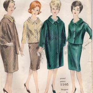 Puede incluir: Patrón de costura vintage Vogue Paris Original con ilustraciones de cuatro mujeres con elegantes atuendos de mediados de siglo. El patrón, diseñado por Lanvin Castillo, incluye diseños de abrigos y trajes en tonos marrón, amarillo y verde.