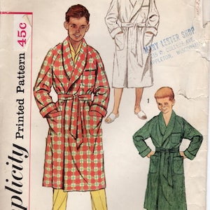 Puede incluir: Patrón Simplicity vintage 2313, talla 10, con ilustraciones de tres albornoces. Las batas son blancas, verdes y a cuadros rojos. El patrón incluye el texto "Printed Pattern 45c" y "Mary Lester Shop".