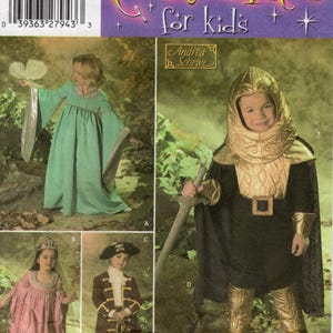 Puede incluir: Patrón de costura Simplicity Disfraces para niños. La imagen muestra cuatro diseños de disfraces infantiles: un hada, un caballero, una princesa y un pirata. El patrón incluye tallas 3, 4, 5, 6, 7 y 8.