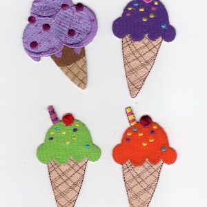 Könnte beinhalten: Vier gestickte Eiswaffel-Aufnäher. Einer hat drei Kugeln lila Eis mit dunkelvioletten Punkten, die anderen haben einzelne Kugeln lila, grünes und oranges Eis, alle mit einem Waffel-Kegel-Boden.