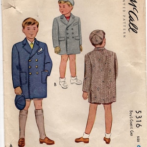 Könnte beinhalten: Vintage McCall's Schnittmuster für einen Jungenmantel und eine Mütze, Größe 6. Die Illustration zeigt drei Jungen in verschiedenen Mantelstilen, darunter ein doppelreihiger blauer Mantel, ein grauer Mantel und ein gemusterter Mantel. Der Text "5316" ist sichtbar.
