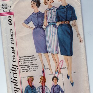 Peut inclure: Patron de couture Simplicity numéro 3754 pour une robe. Le patron est pour une demoiselle taille 12 avec un tour de poitrine de 32. Le patron comprend des instructions pour trois longueurs différentes : courte, moyenne et longue. Le patron est imprimé sur un fond rose et blanc.