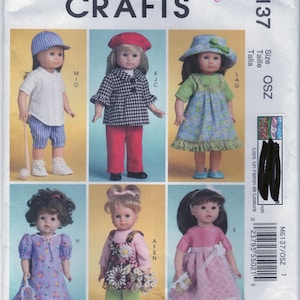 Puede incluir: Un patrón de costura McCall's Crafts con seis muñecas con diferentes atuendos. Las muñecas visten ropa de béisbol, una chaqueta de pata de gallo y pantalones rojos, un vestido floral y más. El patrón incluye el texto "MCCALL'S CRAFTS" y el número "M6137".