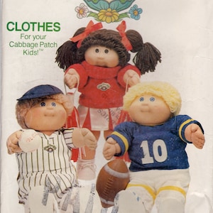 Puede incluir: Un patrón de costura vintage para ropa de Cabbage Patch Kids. El patrón incluye tres atuendos diferentes: un uniforme de béisbol, un atuendo de animadora y un uniforme de fútbol. El patrón es de Butterick y tiene el número 6827 impreso.