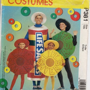 Puede incluir: Un patrón de disfraces McCall's vintage con cuatro personas vestidas como caramelos Life Savers. Los disfraces incluyen un Life Saver rojo, amarillo y verde, y un rollo de Life Savers. El patrón es para tallas de niños.