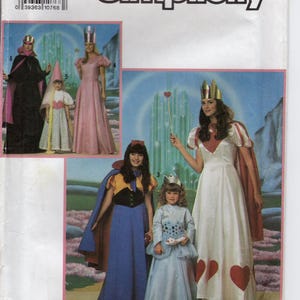 Puede incluir: Patrón de costura Simplicity número 9901, talla A (2-7), para hacer disfraces. El patrón incluye cuatro disfraces diferentes: una bruja, una princesa, Blancanieves y la Reina de Corazones. El patrón está impreso en un fondo blanco con un fondo azul y verde para los disfraces.