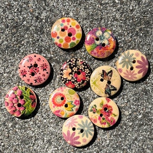 Botones de madera impresos, flores, mariposas, mariquitas. Dos agujeros de 5/8 pulgadas. Paquete de 10. Nuevo