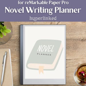 Könnte beinhalten: Ein digitales Tablet mit einem "Novel Writing Planner" mit einer Buchillustration. Der Text "for reMarkable Paper Pro" und "hyperlinked" sind ebenfalls sichtbar. Das Tablet liegt auf einer Holzoberfläche, mit einem Stift, einem Notizbuch und einer Tasse Tee in der Nähe.