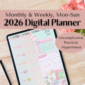 Op de afbeelding: Een digitale planner voor 2026, met een maandelijkse en wekelijkse indeling. De planner toont de maand juni met een kalender en een takenlijst. Het ontwerp bevat pastelkleuren en decoratieve elementen. De tekst luidt "Uncomplicated. Practical. Hyperlinked."