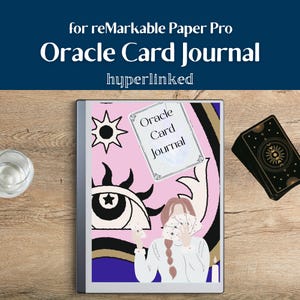 Könnte beinhalten: Ein Oracle Card Journal für reMarkable Paper Pro, mit einem rosa Cover mit Illustrationen eines Auges, Sterns und einer Person, die Karten hält. Neben dem Journal liegt ein Stapel schwarzer Karten mit goldenem Design.