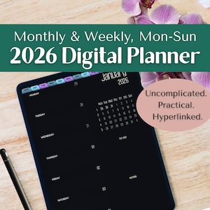 Pode incluir: Um planejador digital para 2026, com layout mensal e semanal. A tela preta exibe um calendário de janeiro, com o texto "Uncomplicated. Practical. Hyperlinked." Uma caneta preta está em uma superfície de madeira.