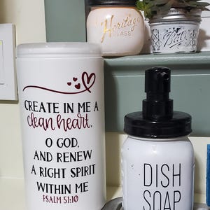 Könnte beinhalten: Ein weißes Einmachglas mit schwarzem Deckel und einem schwarz-weißen Aufkleber mit der Aufschrift "DISH SOAP". Ein weißes Einmachglas mit schwarzem Deckel und einem roten Herzaufkleber mit dem Text "CREATE IN ME A clean heart. O GOD, AND RENEW A RIGHT SPIRIT WITHIN ME PSALM 51:10".