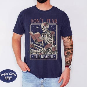 T-shirt Don't Fear The Reader Comfort Colors®, chemise de lecture squelette, chemise de cartes de tarot, cadeau pour les amoureux des livres, chemise livresque gothique, t-shirt de carte de tarot