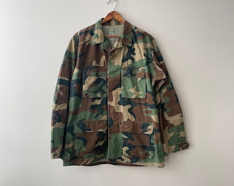 CAMO print button down fatigue shirt jacket with pockets - vintage 90s - large