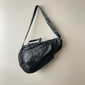 Vintage svart axelväska i läder från 90-talet med patchworkmönster