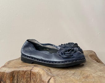 marineblauwe leren plateauballerina's met grote bloemenrozetten - vintage jaren 00 - 9,5