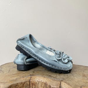 Babyblå platåskor i läder med stora blommiga rosetter - vintage 00-tal - 6,5 7