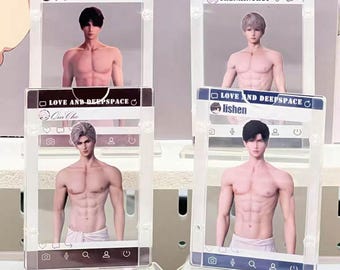 Puede incluir: Cuatro expositores acrílicos transparentes con figuras masculinas en un diseño de marco de redes sociales. Cada marco tiene el texto "LOVE AND DEEPSPACE" y un nombre diferente. Las figuras están sin camisa y de pie sobre una base transparente.
