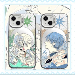 Può includere: Due custodie per telefono con illustrazioni in stile anime. Una custodia presenta una donna con capelli bianchi e dettagli rossi, l'altra un uomo con capelli blu. Entrambe le custodie hanno un bordo trasparente e il testo "SO COOL".