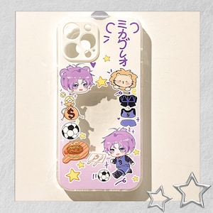 Peut inclure: Coque de t&eacute;l&eacute;phone transparente avec un design violet et blanc. La coque pr&eacute;sente des illustrations de dessins anim&eacute;s d'un ours, d'un lion, d'un ballon de football et d'un joueur de football. La coque comporte &eacute;galement du texte japonais et des &eacute;toiles.