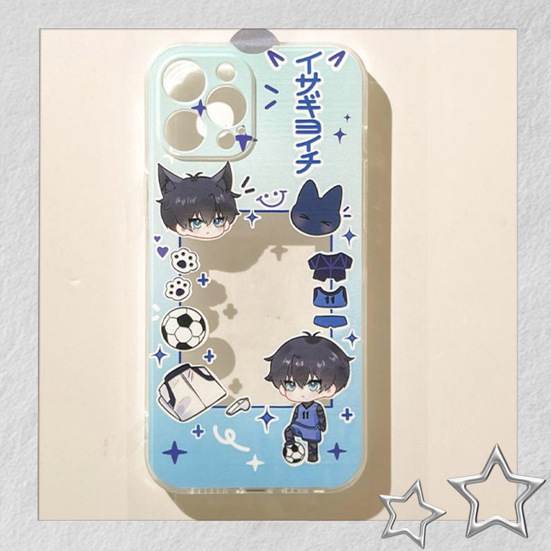 Peut inclure: Coque de t&eacute;l&eacute;phone bleu clair avec des illustrations de style anime. La coque a une section transparente pour l'appareil photo et est d&eacute;cor&eacute;e de personnages de dessins anim&eacute;s, de ballons de football et de texte japonais. Le design comprend un uniforme de football et un sac de sport.