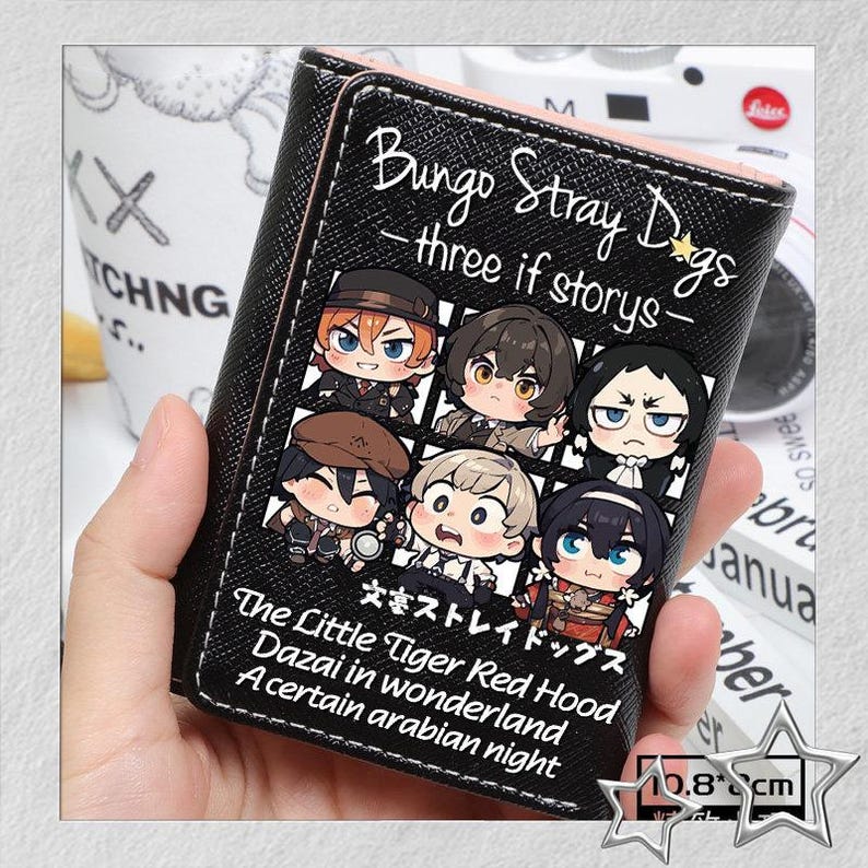 Puede incluir: Cartera negra con personajes de anime de "Bungo Stray Dogs". La cartera tiene un interior rosa e incluye el texto "Bungo Stray Dogs - three if stories". La cartera mide 10,8 cm de ancho.