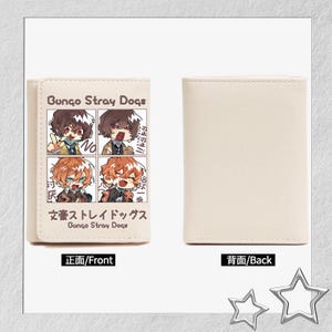 Puede incluir: Una cartera beige con una ilustraci&oacute;n de estilo manga y el texto "Bungo Stray Dogs" y caracteres japoneses. La parte posterior de la cartera es de color beige liso. La parte delantera de la cartera tiene una ilustraci&oacute;n de estilo manga.