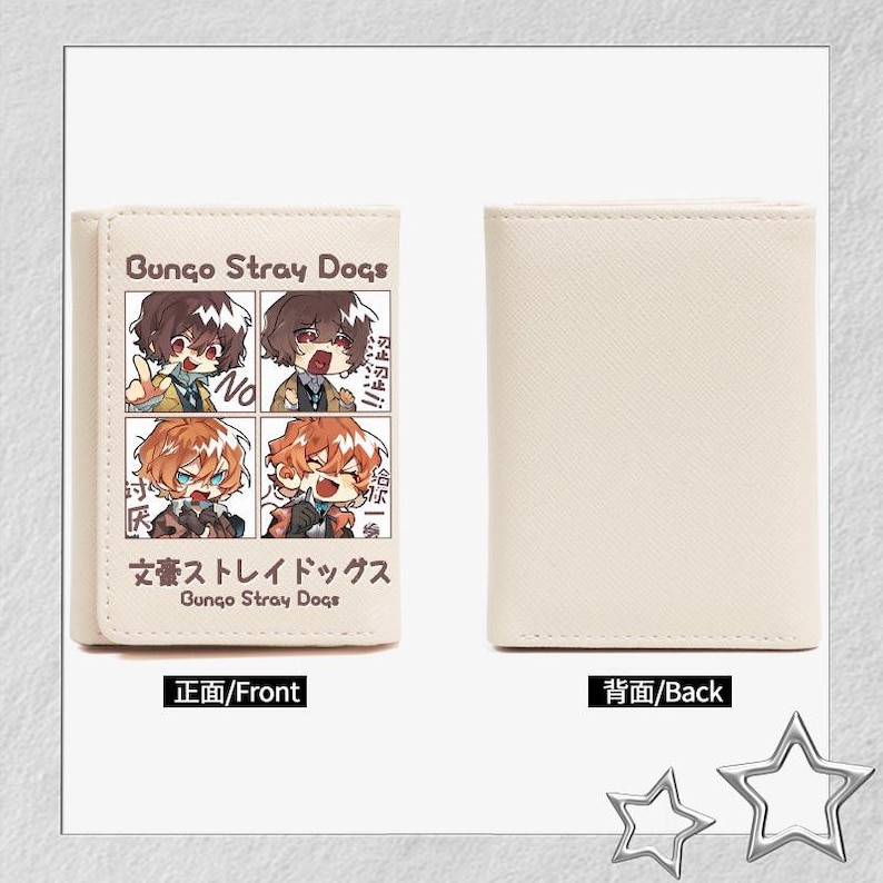 Puede incluir: Una cartera beige con una ilustraci&oacute;n de estilo manga y el texto "Bungo Stray Dogs" y caracteres japoneses. La parte posterior de la cartera es de color beige liso. La parte delantera de la cartera tiene una ilustraci&oacute;n de estilo manga.