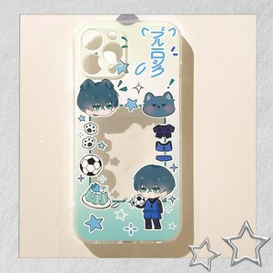 Peut inclure: Coque de t&eacute;l&eacute;phone transparente avec un design bleu et vert, pr&eacute;sentant des illustrations de style anime. La coque comprend des images d'un ballon de football, d'&eacute;toiles et d'un personnage tenant un ballon de football. Du texte japonais est &eacute;galement pr&eacute;sent.