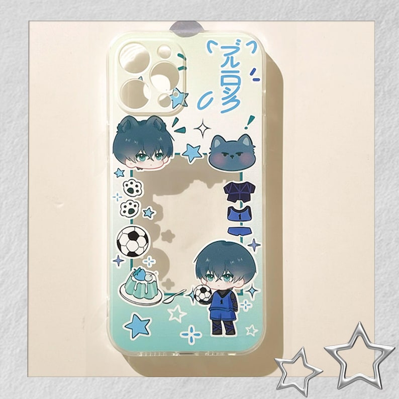 Peut inclure: Coque de t&eacute;l&eacute;phone transparente avec un design bleu et vert, pr&eacute;sentant des illustrations de style anime. La coque comprend des images d'un ballon de football, d'&eacute;toiles et d'un personnage tenant un ballon de football. Du texte japonais est &eacute;galement pr&eacute;sent.