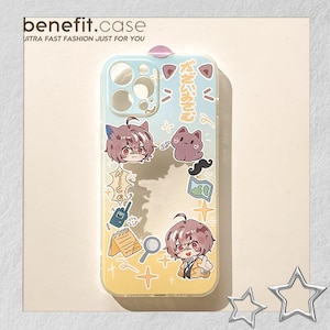 Könnte beinhalten: Transparente Handyhülle mit einem farbenfrohen Design mit Anime-Charakteren, Katzen und japanischem Text. Die Hülle hat einen gelb-blauen Farbverlauf im Hintergrund, mit dem Text "benefit.case" oben.
