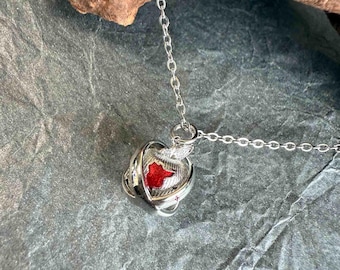 Colgante Caleb When You Come Back de Love and Deep Space, collar de manzana con esmalte cepillado, accesorios finos para collar Caleb, Caleb, cosplay.
