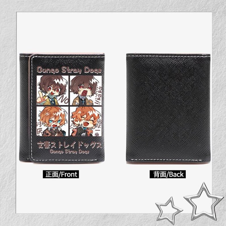 Puede incluir: Cartera negra plegable con una ilustraci&oacute;n de cuatro paneles de personajes de anime y el texto "Bungo Stray Dogs". La parte trasera de la cartera es de color negro liso. El panel frontal tambi&eacute;n tiene texto japon&eacute;s.