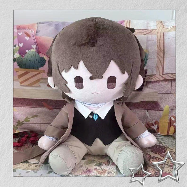 以下が含まれることがあります： 茶色の髪とベージュのコートを着たキャラクターのぬいぐるみ。人形は黒いベスト、白い襟付きシャツ、明るい色のズボンを着ています。人形は花柄の表面に座っています。