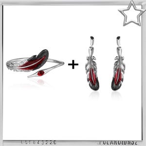 Puede incluir: Un conjunto de joyas con dise&ntilde;o de pluma. El conjunto incluye una pulsera plateada con una pluma roja y negra y una gema roja, adem&aacute;s de un par de pendientes a juego. Las plumas tienen una apariencia detallada y texturizada.