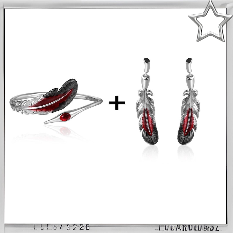 Puede incluir: Un conjunto de joyas con dise&ntilde;o de pluma. El conjunto incluye una pulsera plateada con una pluma roja y negra y una gema roja, adem&aacute;s de un par de pendientes a juego. Las plumas tienen una apariencia detallada y texturizada.