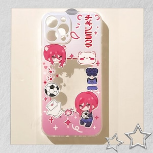 Peut inclure: Coque de t&eacute;l&eacute;phone transparente avec un d&eacute;grad&eacute; rose. Elle pr&eacute;sente des illustrations de style anime, un ballon de football et du texte japonais. &Eacute;l&eacute;ments d&eacute;coratifs : &eacute;toiles, c&oelig;urs et une illustration d'ours.