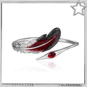 Puede incluir: Brazalete de plata con dise&ntilde;o de pluma con detalles de esmalte rojo y negro. La pulsera incluye una gema roja. El dise&ntilde;o de pluma est&aacute; en un lado y la pulsera termina en punta en el otro.