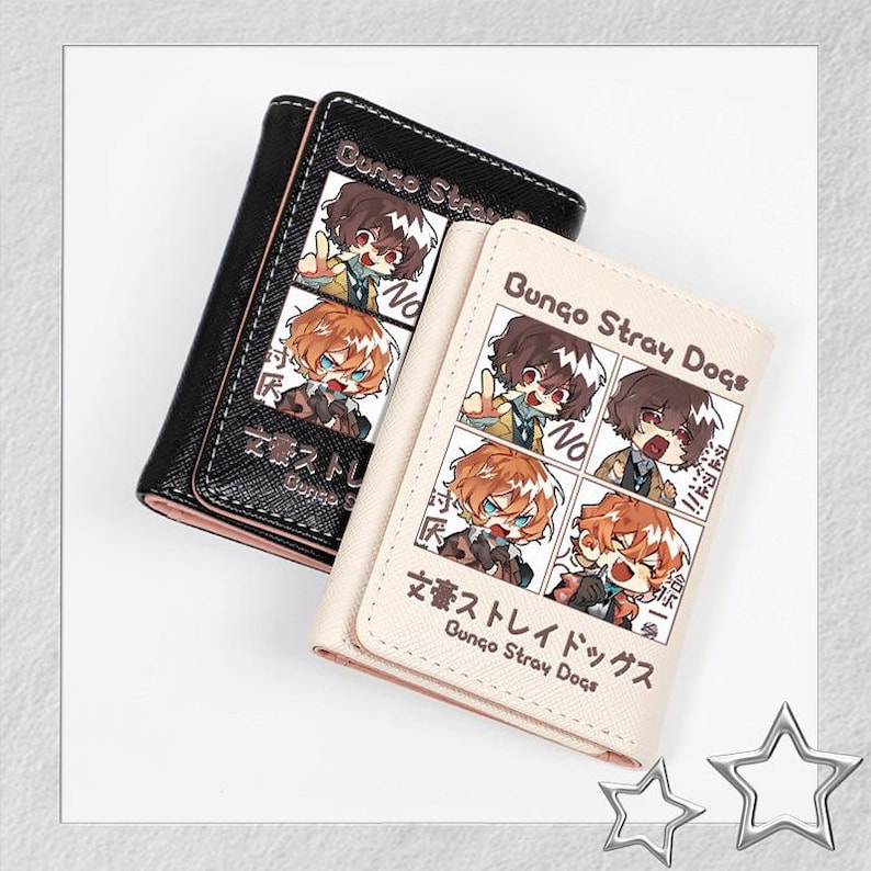 Puede incluir: Dos carteras plegables, una negra y otra blanquecina, con ilustraciones de personajes de estilo manga. Las carteras tienen el texto "Bungo Stray Dogs" y texto japon&eacute;s. La cartera negra tiene un interior rosa.