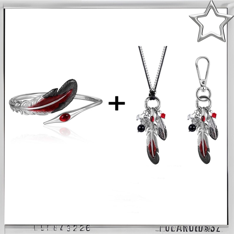 Puede incluir: Un conjunto de joyas plateadas con tem&aacute;tica de plumas. El conjunto incluye una pulsera con un dise&ntilde;o de pluma roja y negra, un collar y un llavero, cada uno con colgantes de plumas con detalles rojos y cuentas negras. Las joyas se exhiben sobre un fondo blanco.