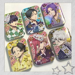 Puede incluir: Seis pines rectangulares de personajes de estilo anime. Cada pin presenta un personaje diferente con colorida ropa tradicional japonesa, rodeado de patrones florales rosas. Los pines tienen un acabado brillante e incluyen texto en la parte inferior.