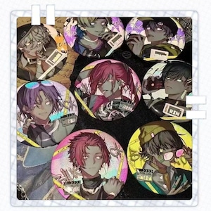 Puede incluir: Una colección de botones redondos con ilustraciones de personajes de estilo anime. Cada botón muestra un personaje diferente con colores de cabello y atuendos únicos. Algunos botones incluyen texto y diseños de claqueta de cine.