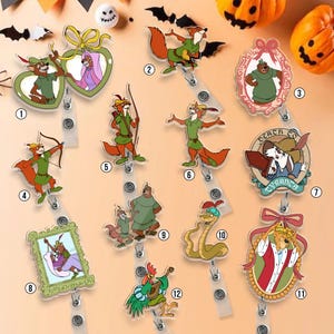 Puede incluir: Una colección de carretes de insignias de personajes de dibujos animados con varios personajes con trajes verdes y rojos. Los carretes están hechos de acrílico transparente y tienen un cordón retráctil y un clip en la parte posterior.