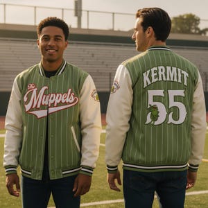 Puede incluir: Chaqueta universitaria verde y blanca con rayas finas. La parte delantera presenta "The Muppets" en escritura roja. La parte trasera muestra "Kermit" encima del número "55" y un gráfico de Kermit la Rana. Mangas blancas y ribete a rayas blancas y negras.
